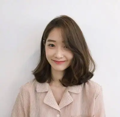 韩式女生三七分齐肩卷发发型