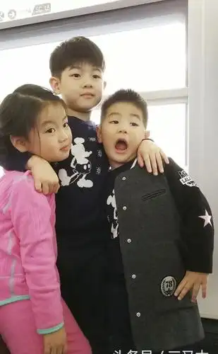 胡可晒一家四口貌美如花照, 安吉小鱼儿沙溢似媒婆 网友称辣眼睛