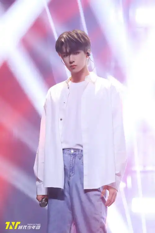 刘耀文北京卫视五四歌会造型##刘耀文白衬衫长袖造型