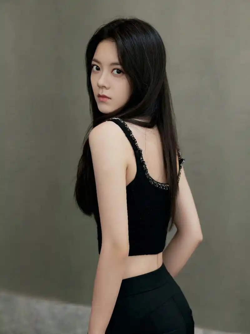 赵今麦的五官很精致立体,浓颜长相淡颜气质,明艳又带点幼态.