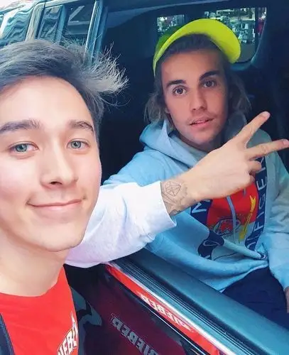 贾斯汀比伯与粉丝合影