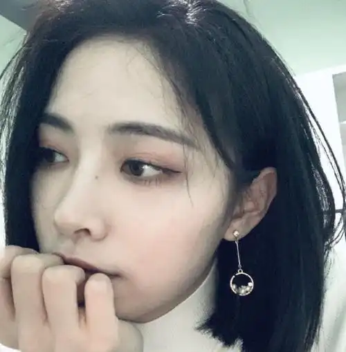 "许佳琪"长发旧照被疯传,素颜比化妆美,男粉:你不出道谁出道