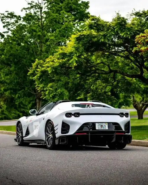 非常喜欢这辆法拉利812 competizione aperta. 绿色的撞色和