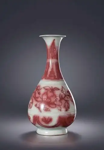 目前发现的元代釉里红,大体可以归出这些特征:胎骨一般比同期青花粗