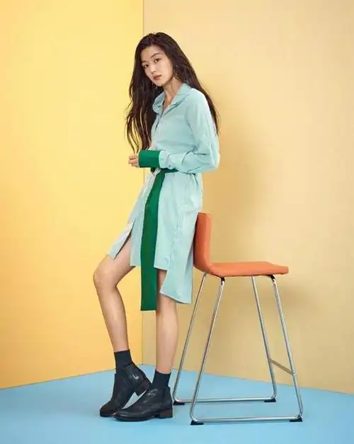 39岁全智贤真丰满真空穿深v礼服秀s曲线凹凸饱满太有料