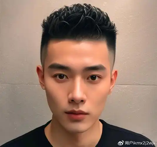 适合选择更加立体感强的发型;而如果你的生活忙碌,易于打理的发型可能