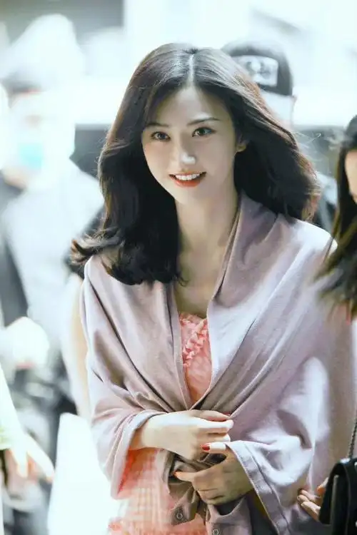 景甜一脸清新的美丽,灵秀清澈!