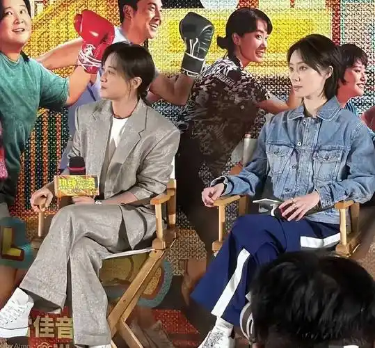 贾玲暴瘦后,首次面对观众,哭成泪人,与张小斐同框,颜值不输!