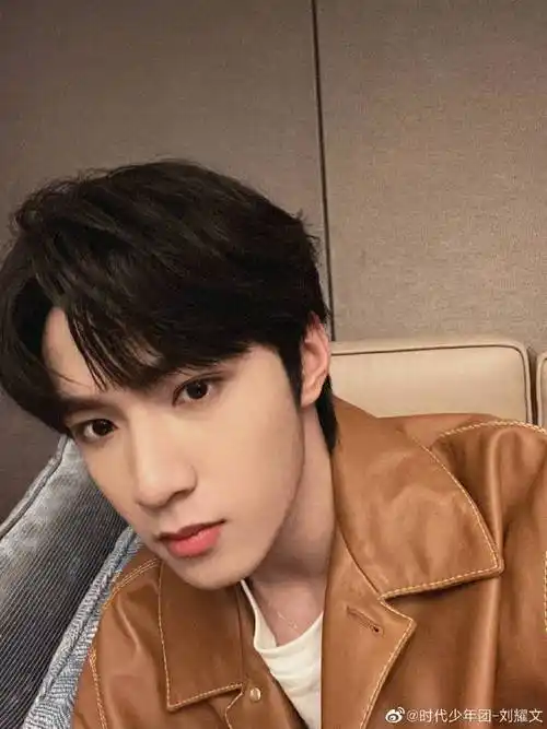 刘耀文戳脸比耶自拍##刘耀文新发色自拍