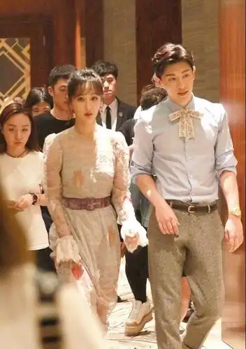 高级情侣装怎么穿看邓伦和杨紫就知道了连领结都是cp感