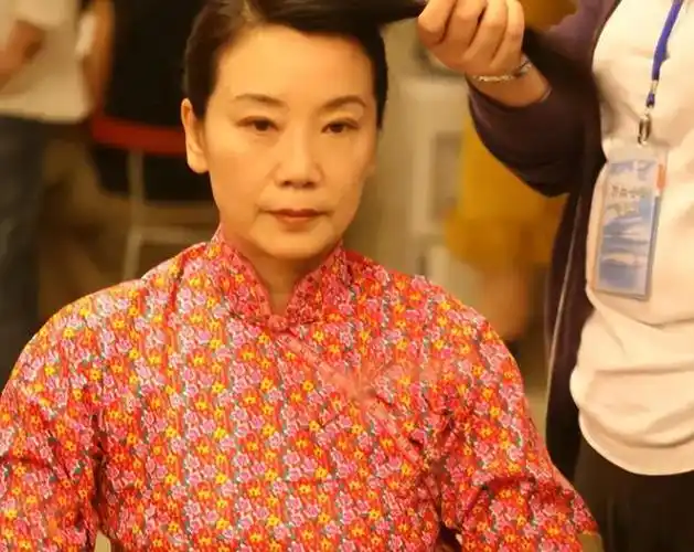 赵奎娥:跟陈宝国相爱40年,为家庭放弃事业,如今担心儿子的婚姻