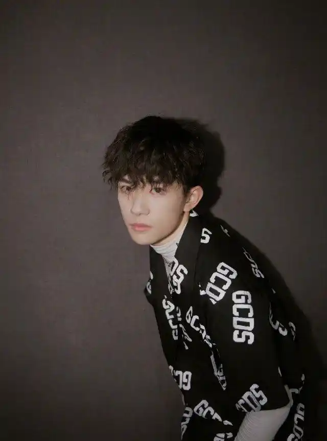 tfboys分享191015易烊千玺羊毛卷九宫格图集可盐可甜的卷毛烊