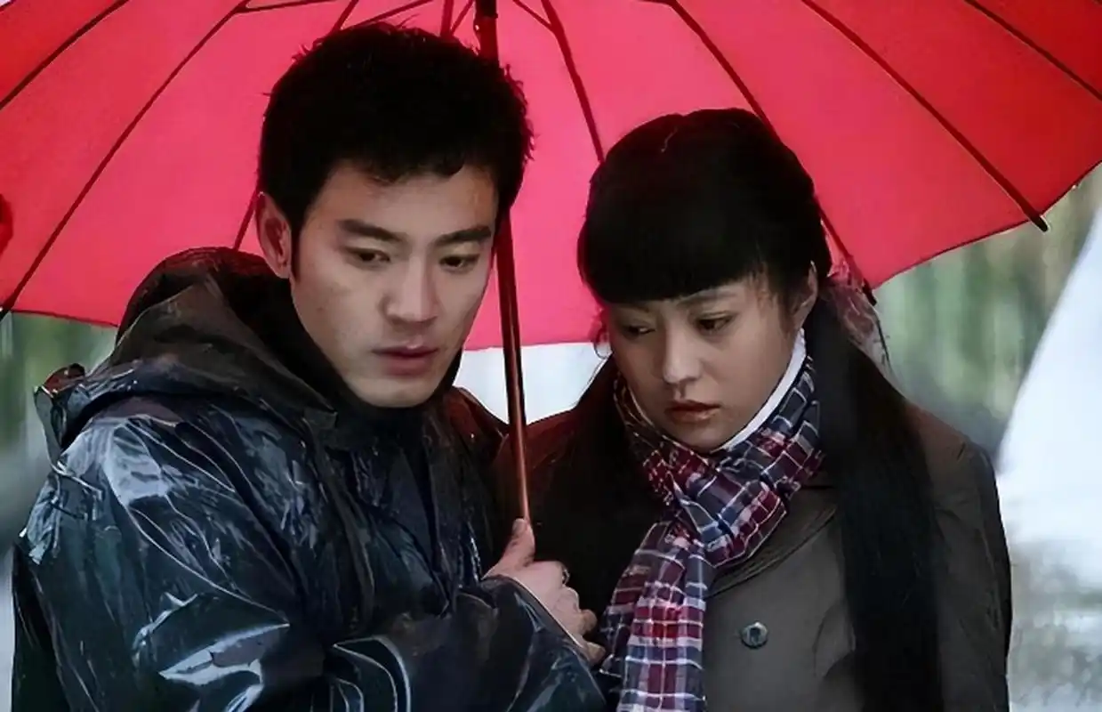 2005年电视剧《密令1949》,郝蕾遇见了李光洁,俩人饰演一对恋人,从戏