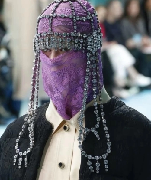 中国土豪订制全球最贵口罩:18k白金制作,镶有3600颗钻石!