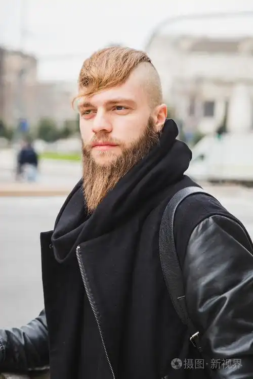 时尚的大胡子的男人街头留影