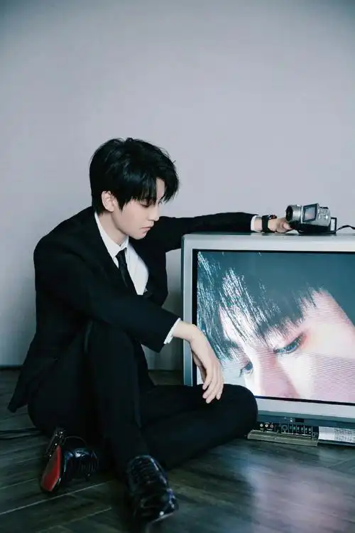 筐胡萝卜#王俊凯晒收工照,这一罗筐胡萝卜看着就好吃,满满的生活气息