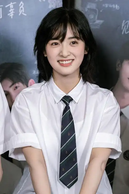 沈月参加《一周的朋友》首映生图能打 齐肩短发搭校服青春元气