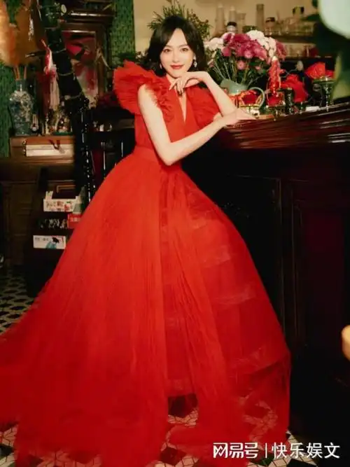 唐嫣大年初一晒照送祝福一身红裙明艳动人梦回繁花汪小姐