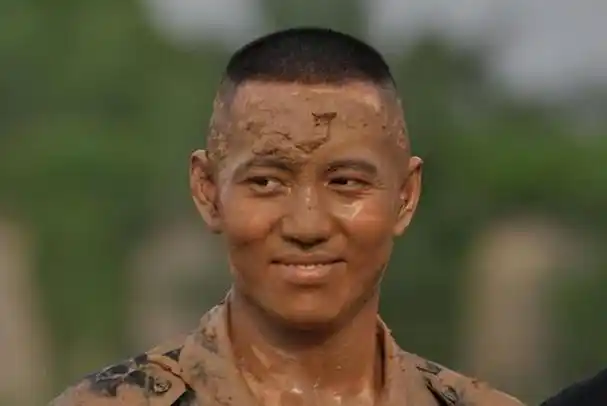 谷智鑫:因拍戏坠马受伤,痴情女友照顾他8年,未办婚礼成遗憾