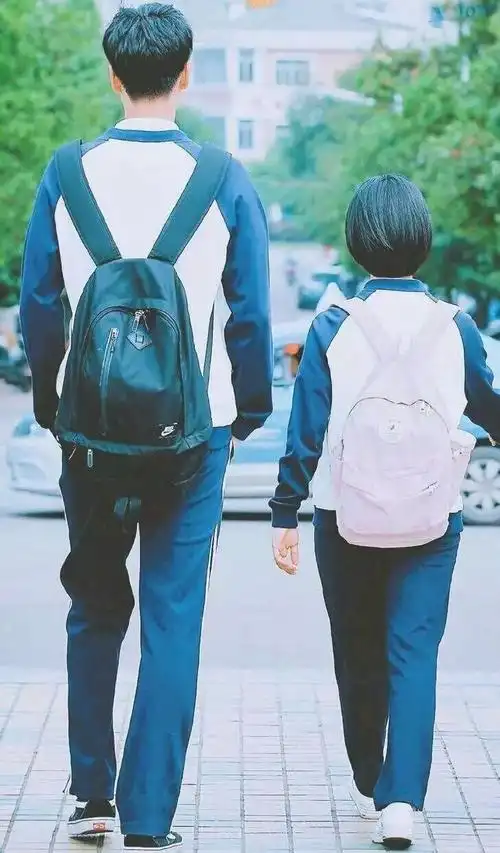 其次是被他的粉丝"麻将"们笑称"堪比门框"的身高!