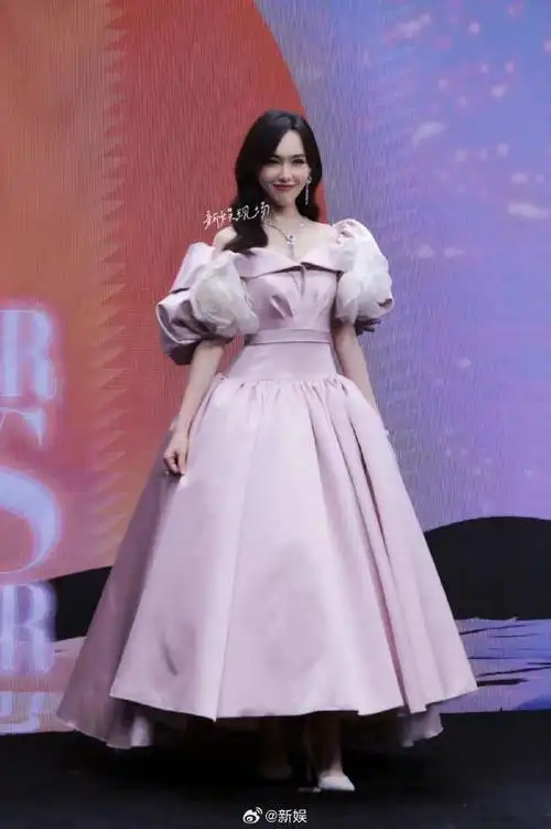唐嫣芭莎派对红毯粉色蓬蓬公主裙,走路好有气质好俏皮!