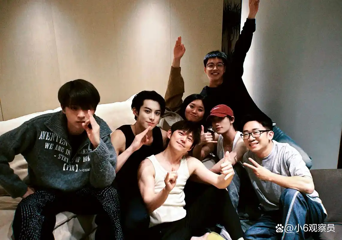 49岁的何炅肌肉线条超好看!看上去柔弱居然一掀开衣服都是腹肌