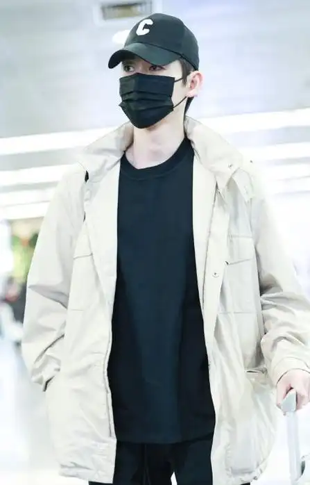 张翰现身北京机场时尚搭配黑白运动风酷感十足