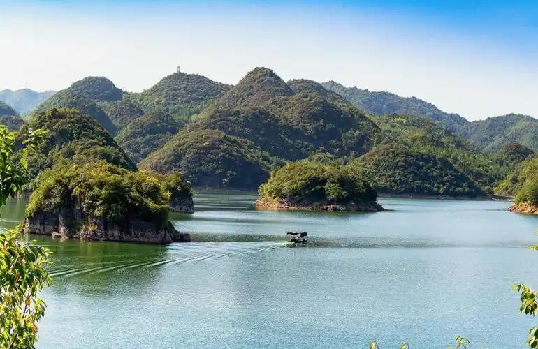 养眼迷人的月亮湖风光