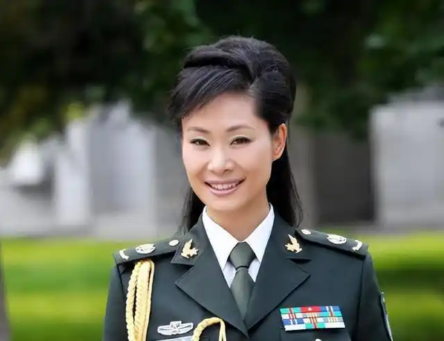 军装还得军人穿这12位女歌手的军装照个个英姿飒爽韵味十足