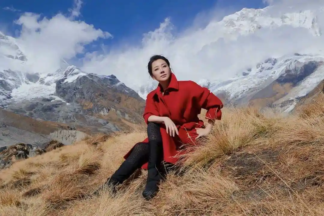 许晴真是自带一种高级感,穿红色大衣非但不俗气,还美得像贵妇了