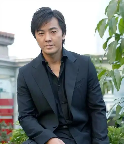 56岁郑伊健被偶遇,身段发福胡子拉碴,与古惑仔形象截然不同