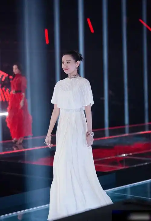 白色的长裙尽显仙气魅力,也很符合像董洁这样的气质型女性.