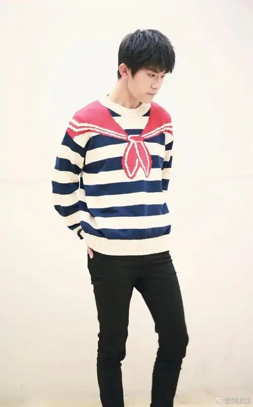 易烊千玺,徐海乔撞衫了,这件被谢娜称为"披肩毛衣"的gucci 2017春夏