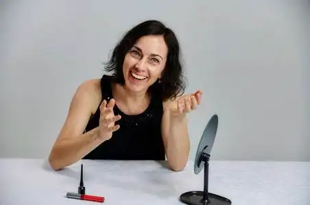 会有个疯子一个可爱的微笑,会说话的黑发女人的画像,在白色的背景下穿