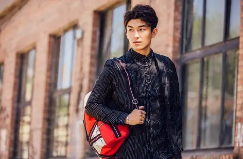 杨旭文曝时尚写真大片 长腿西装尽显绅士风度