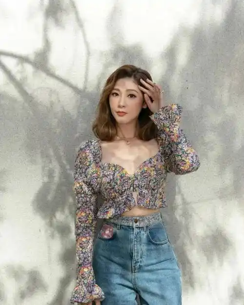 她是港姐冠军,嫁豪门经历不光彩长子优秀,今50岁保养效果太惊人