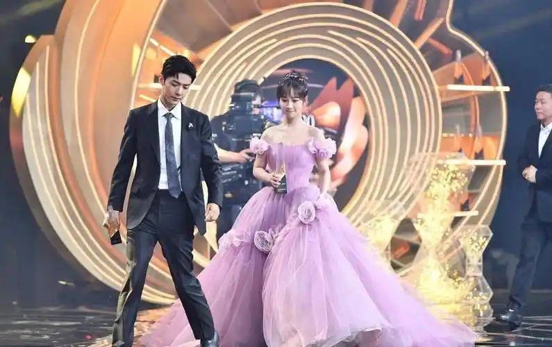 杨紫肖战同框挺有cp感穿一字肩薄纱裙温柔甜美细腰挺撩人的