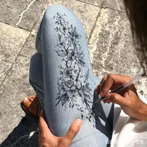 超洒脱的俄罗斯插画家,她喜欢在自己的腿上画画