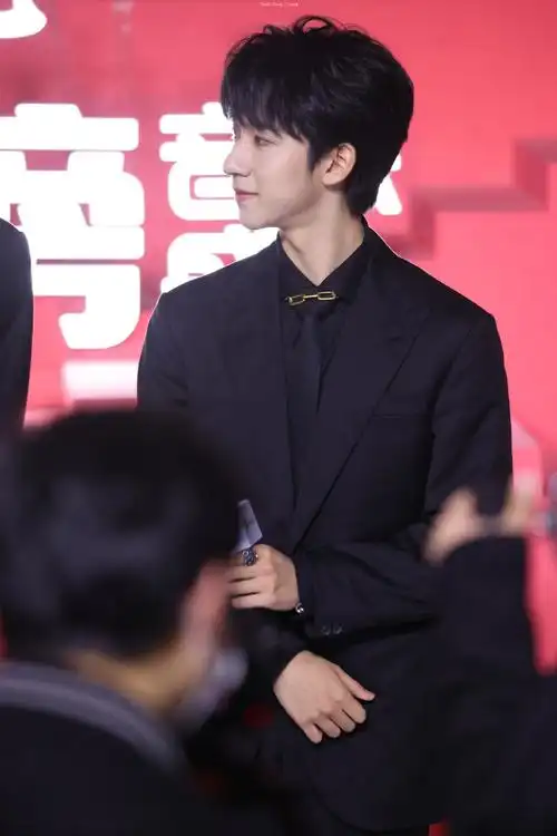 贺峻霖 黑色西装造型气质好绝,少年初长成!期待一会舞台!__财经头条