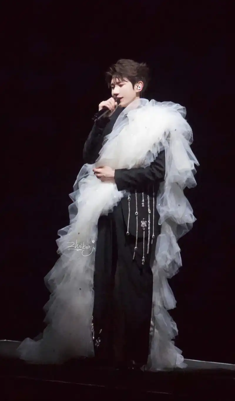 "婚纱的意义从来不是为了结婚而定义"#王源 #王源客厅狂欢巡 - 抖音