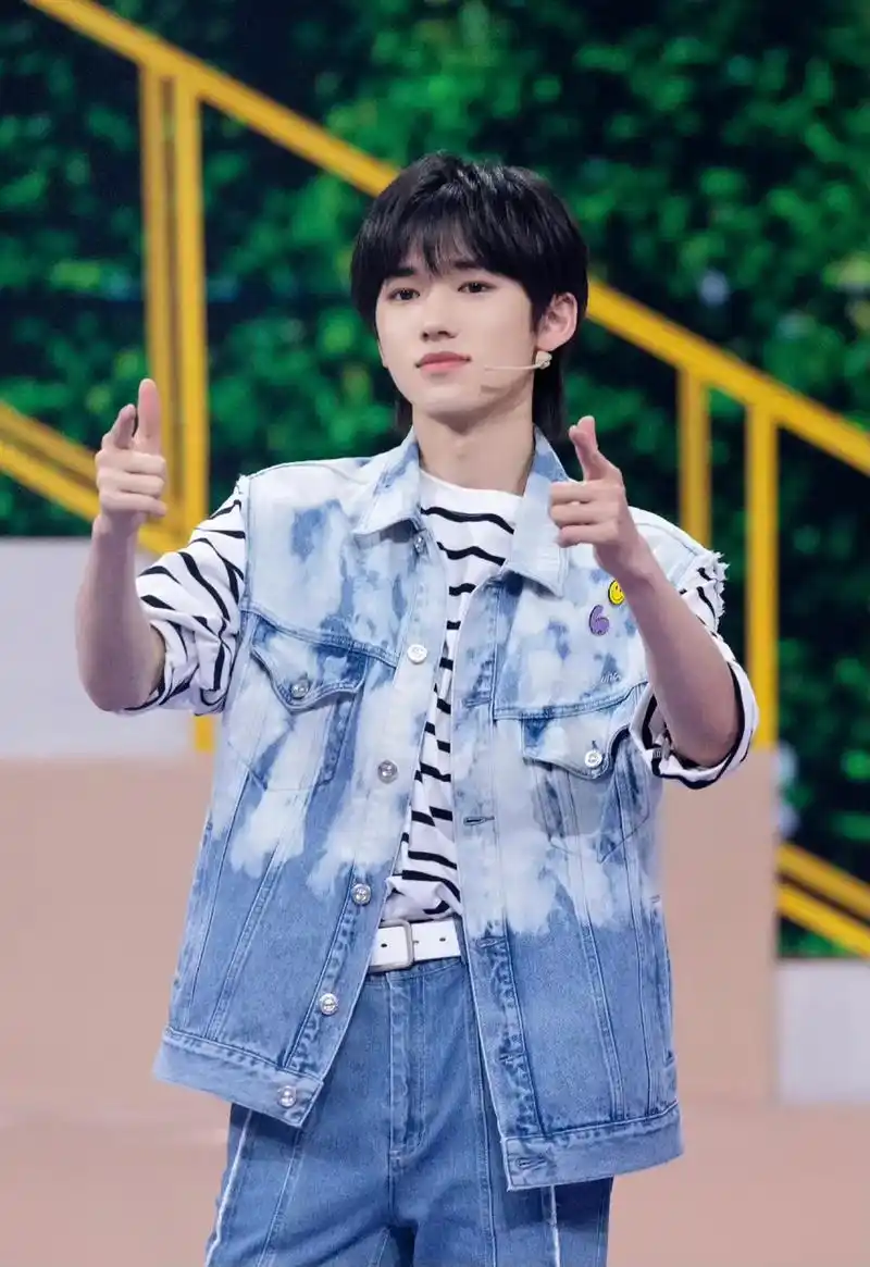 "小宋不能陪你淋雨了"#宋亚轩#宋亚轩王牌对王牌 #热门 # - 抖音