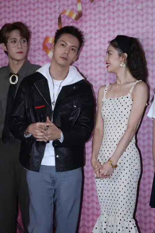 钟楚曦称15岁时曾给陈伟霆当伴舞 夸其"太撩了"