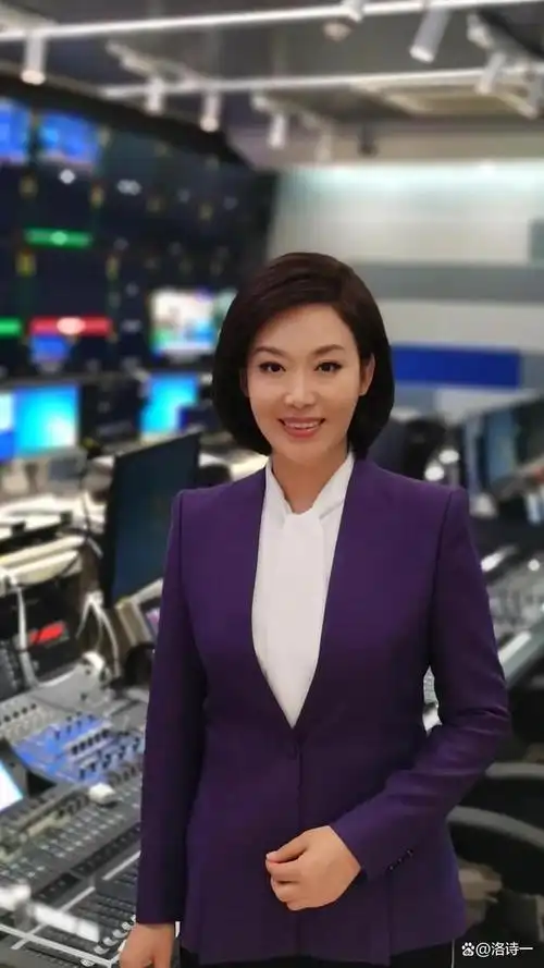 郑丽第一次亮相《新闻联播》就引起了大家的广泛关注,她在主持中端庄