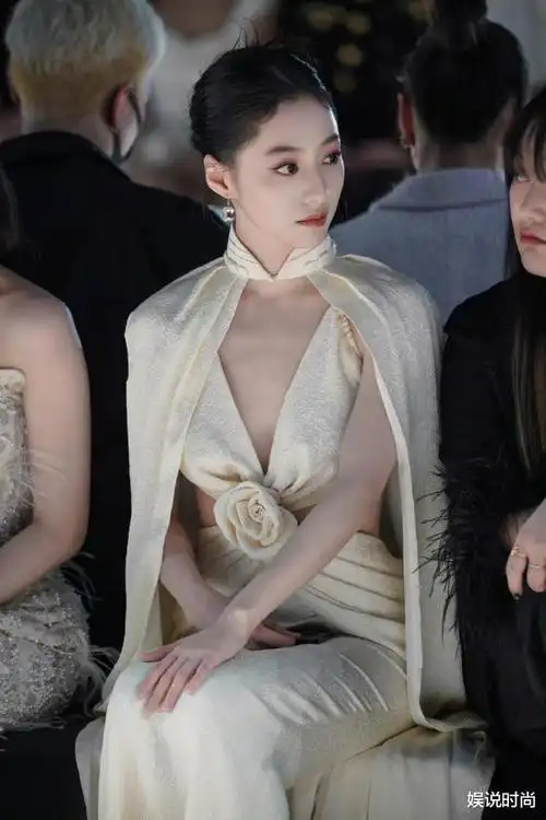 杨颖杨超越和胡连馨同框亮相上海时装周新中式穿搭成为新潮流