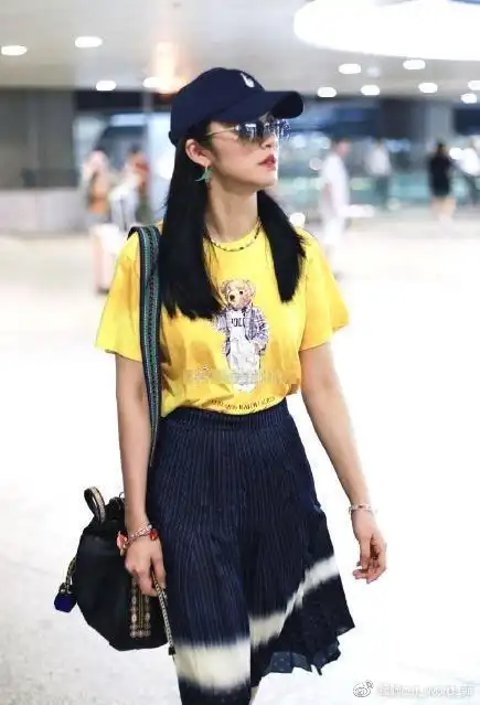 姚晨现身村口真实素颜曝光与精修图差距大路人直言没认出来