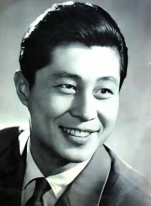 演员王心刚:30年对病妻不离不弃,儿女身价过亿,92岁活成普通人