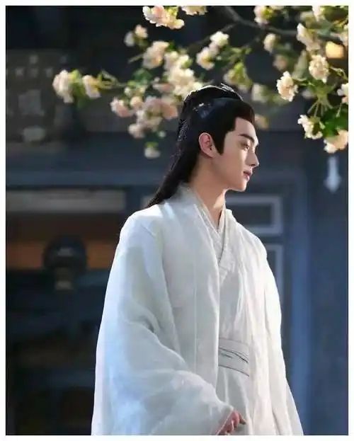 现代装vs古装,许凯穿搭对决,你更喜欢哪种风格?