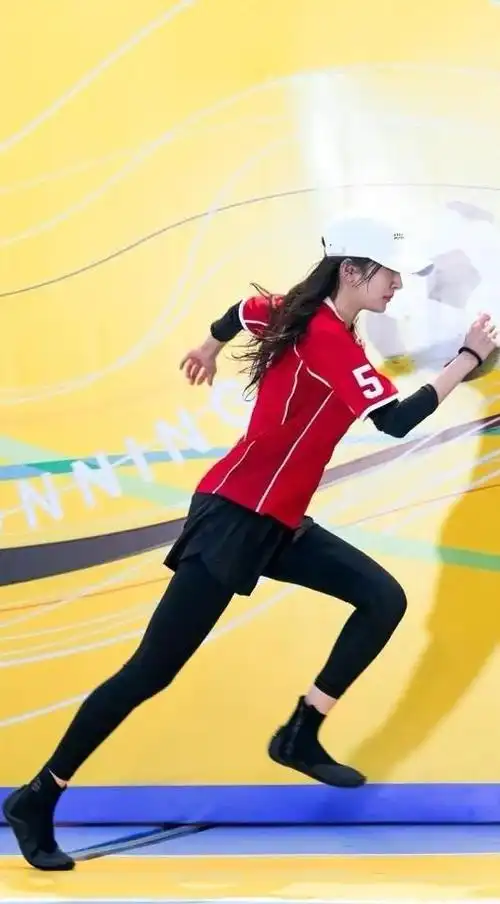 杨幂穿红色运动服现身竟然还能秀一把身材不愧是我幂姐