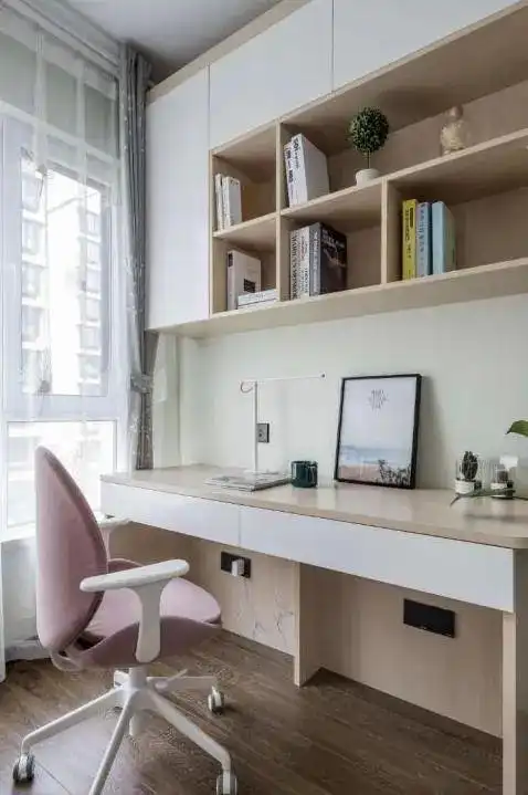 书房 ▼小房间做了书桌和吊柜,改造成一个独立的工作学习区域.