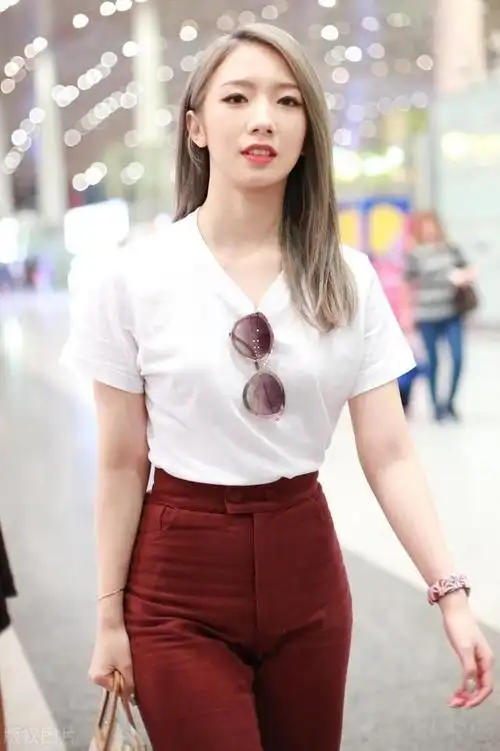 什么样的穿搭最显气质孟美岐一身条纹衬衫裙玩出新花样